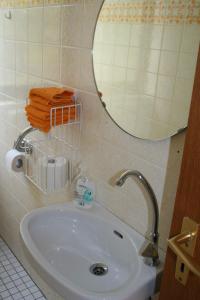 a bathroom with a sink and a mirror and towels at Maison au soleil in Egloffstein