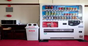 mit einem Kühlschrank gefüllt mit Getränken und einem Mülleimer in der Unterkunft Oyado Matsubaya / Vacation STAY 8064 in Obinata