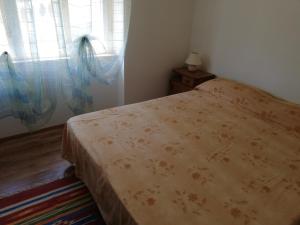 a bedroom with a bed and a window at Villa Frane 101 in Beli