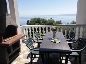 a table and chairs on a balcony with a view at Villa Frane 101 in Beli