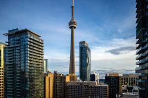 vistas a la torre cn de una ciudad en Hyatt Regency Toronto, en Toronto