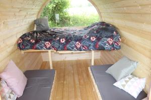 Ein Bett oder Betten in einem Zimmer der Unterkunft Insolites en Mené