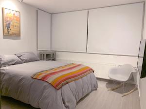 Tempat tidur dalam kamar di EL COLORADO, New Loft, SKI IN & OUT, 4 people, Hot POOL at Winter