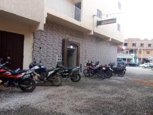 uma fila de motociclos estacionados fora de um edifício em Hotel Palace Zaida em Zeïda