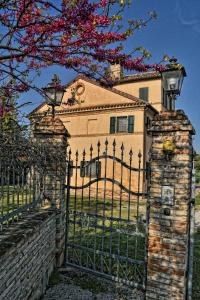 una puerta frente a una casa con una valla en I Ciliegi, en Osimo