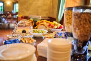 una mesa cubierta con tazones de comida y aperitivos en Pension Restaurant Bobrovník, en Lipová-lázně