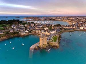 eine Luftansicht einer Stadt mit Booten im Wasser in der Unterkunft studio bord de mer, SAINT MALO in Saint-Malo + 3 Fotos