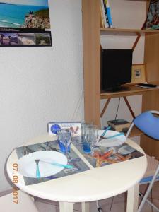 einem weißen Tisch mit Brille darüber in der Unterkunft studio bord de mer, SAINT MALO in Saint-Malo