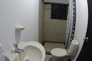 uma casa de banho com um lavatório, um WC e um chuveiro em COSY STUDIO APARTMENT GREAT LOCATION (203) em Bogotá