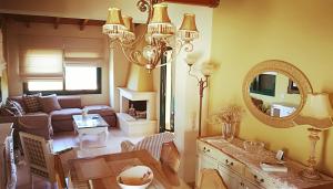 un soggiorno con tavolo e specchio di New Country House Salvia a Sitia