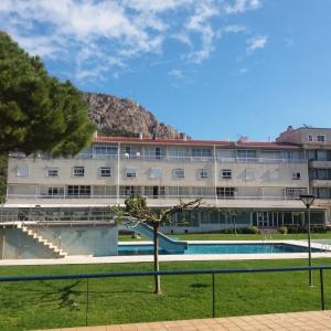 a building with a swimming pool in front of a building at Apartaments Blau Park in L'Estartit