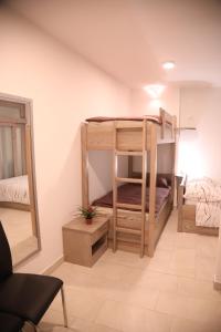 Pokój z 2 łóżkami piętrowymi w pokoju w obiekcie Apartments Slap w mieście Slap ob Idrijci