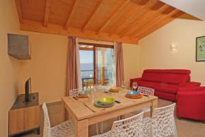 A seating area at Residence Dany appartamenti con cucina vista lago piscina e parcheggio