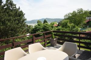 Biały stół i krzesła na balkonie w obiekcie Apartment Dedine Golubac w mieście Golubac