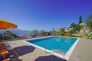 The swimming pool at or close to Residence Dany appartamenti con cucina vista lago piscina e parcheggio