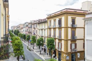 Afbeelding uit fotogalerij van REGGIA & DINTORNI ROOMS A CASERTA in Caserta