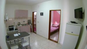 A kitchen or kitchenette at Apartments Ceca