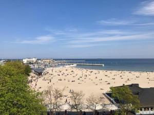 een strand met veel mensen erop bij Apartament Skwer 13 in Gdynia