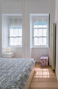una camera da letto con un letto e due finestre di Alex Suite a Como