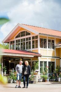 a man and a woman standing in front of a building at Kärrstegens Gård in Ljungskile