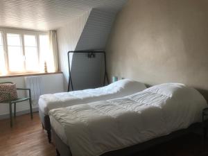 1 Schlafzimmer mit 2 weißen Betten und einem Fenster in der Unterkunft Ker Iliz in Locquirec