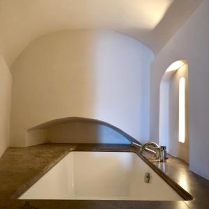 una vasca da bagno in una stanza con lavandino di B&B La Zuppa Inglese ad Assisi