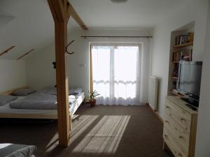 ein Schlafzimmer mit einem Bett und einem großen Fenster in der Unterkunft Ubytování Pod Kapličkou in Jablonec nad Nisou
