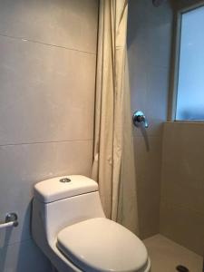 een badkamer met een wit toilet en een douche bij BEAUTIFUL APARTMENT NEAR CITY CENTRE. APTO 302 in Bogota