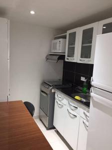 A kitchen or kitchenette at BEAUTIFUL APARTMENT NEAR CITY CENTRE. APTO 302