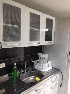 A kitchen or kitchenette at BEAUTIFUL APARTMENT NEAR CITY CENTRE. APTO 302