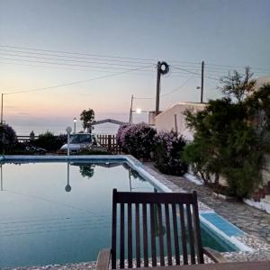 una silla sentada junto a una piscina en Georgia Seaside Villa, en Hersonissos