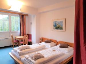 Postel nebo postele na pokoji v ubytování Kinder- und Familienhotel Nockalm + 112 fotografií