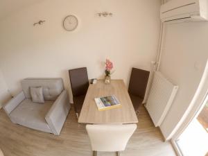 uma pequena sala de estar com uma mesa e uma cadeira em Jaka Apartments em Bled
