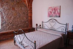 A bed or beds in a room at Villa Sara Még 37 kép