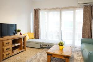 Telewizja i/lub zestaw kina domowego w obiekcie Punta Prima beach apt Orihuela Costa
