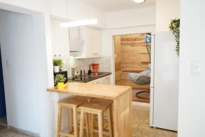 Punta PrimaにあるPunta Prima beach apartments Orihuela costaのキッチン(白いキャビネット、木製カウンタートップ付)