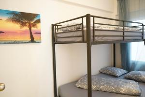 dwa łóżka piętrowe w pokoju z obrazem palmy w obiekcie Punta Prima beach apt Orihuela Costa w mieście Punta Prima