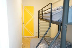 Łóżko lub łóżka piętrowe w pokoju w obiekcie Punta Prima beach apt Orihuela Costa