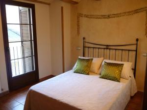 A bed or beds in a room at Casas Cleto - Laspuña