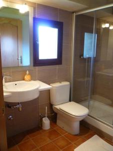 A bathroom at Casas Cleto - Laspuña
