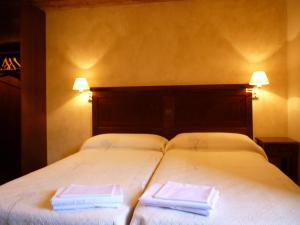 A bed or beds in a room at Casas Cleto - Laspuña