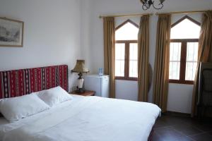 Postel nebo postele na pokoji v ubytování Date Palm Inn
