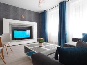 Televízia a/alebo spoločenská miestnosť v ubytovaní Grand-Tourist Amber Rose Apartment