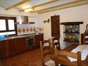 A kitchen or kitchenette at Casas Cleto - Laspuña