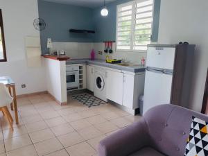 BourdaMaison sur la côte - jusqu'à 4 personnes的厨房配有冰箱、水槽和洗碗机。