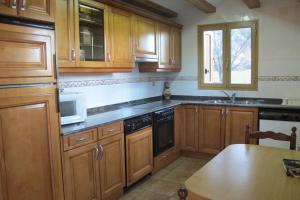 A kitchen or kitchenette at Casas Cleto - Laspuña