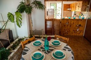 uma mesa com pratos e tigelas numa sala de estar em Paradise View Apartment em PalaiónTsiflíkion