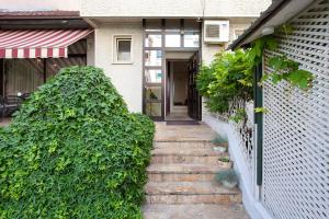 una escalera que conduce a una casa con plantas en Urban Serviced Apartments, en Skopje