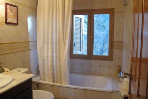 A bathroom at Casas Cleto - Laspuña