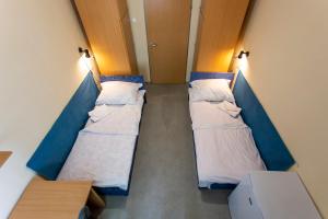 einen Flur mit 2 Betten in einem Zimmer in der Unterkunft PD Hostel in Dunaújváros